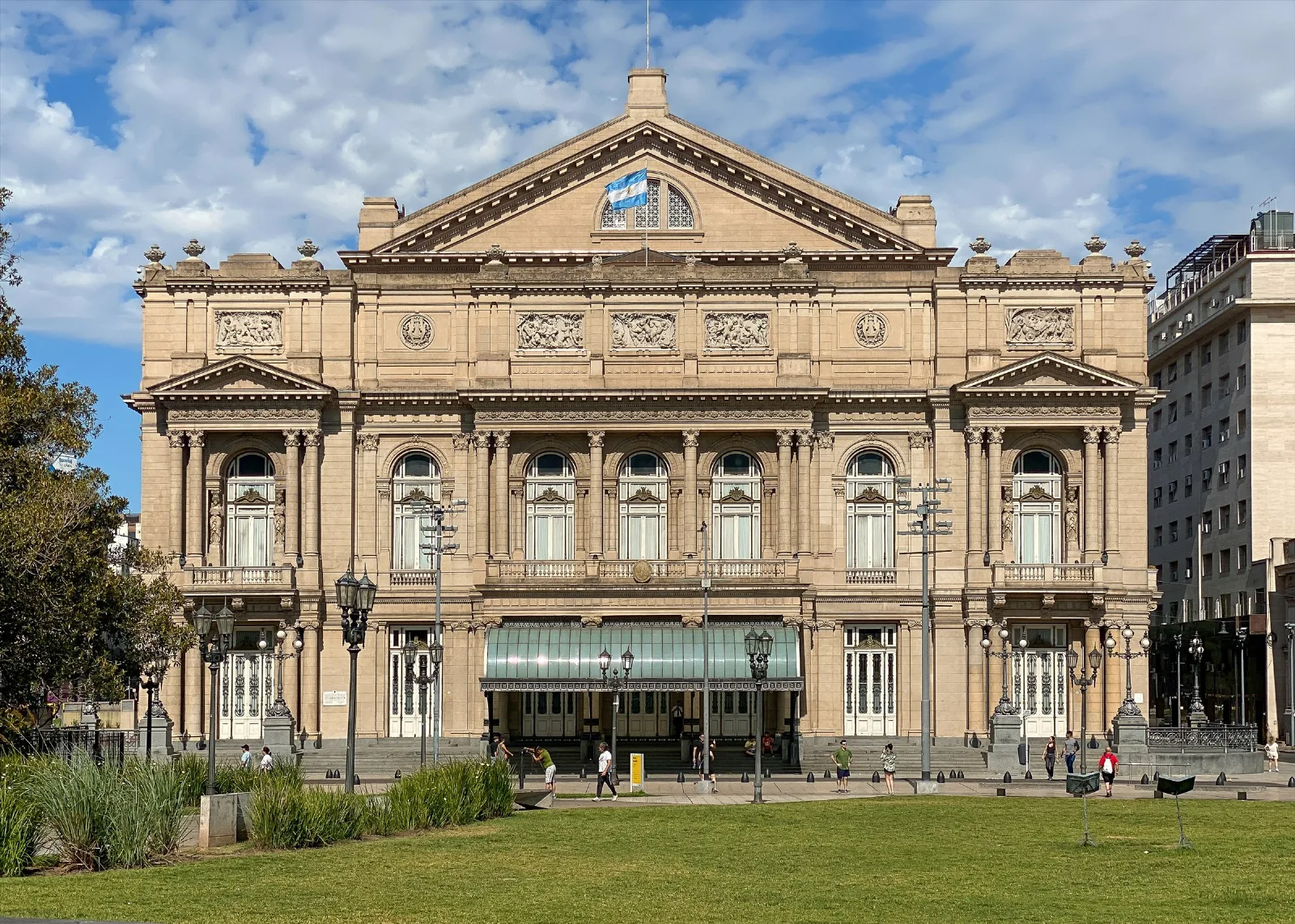 Main facade of Teatro Colón