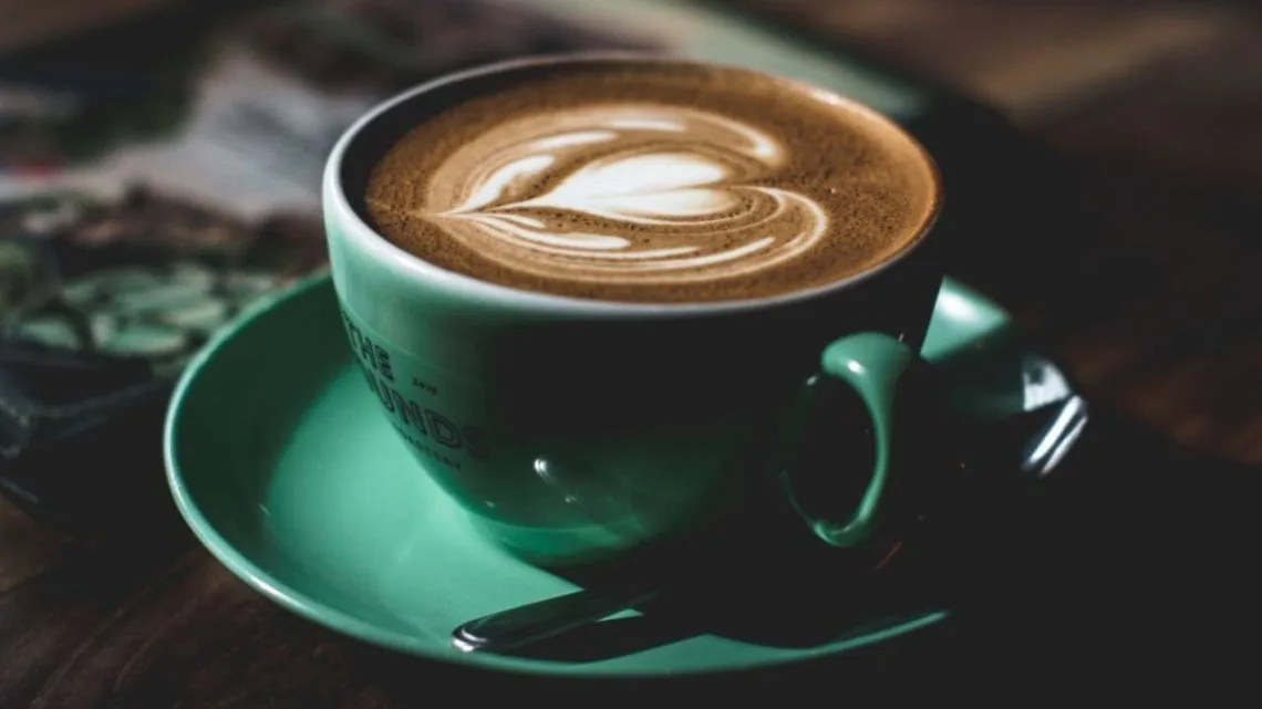 Estudio de 43 años asocia café y té con 18% menos riesgo de demencia