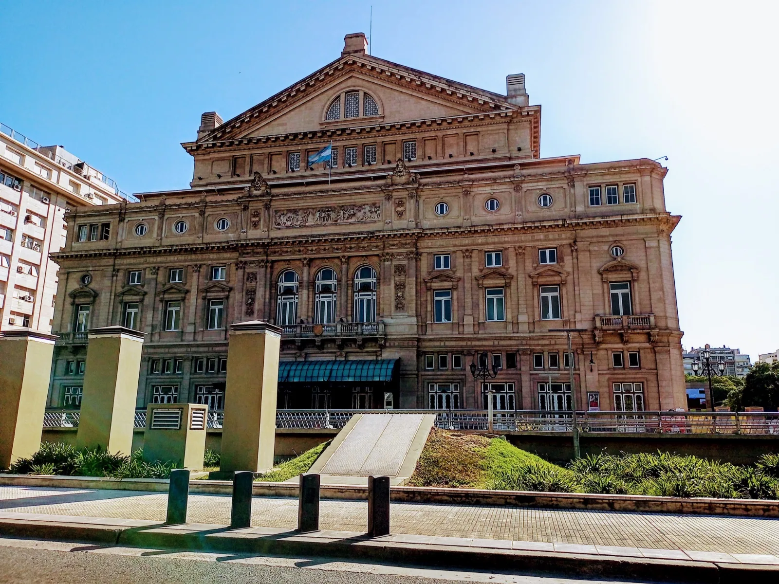 El Teatro Colón es uno de los teatros de ópera de mayor reconocimiento a nivel mundial, considerado el de mejor acústica en el mundo, y dotado de una belleza que deslumbra. De estilo ecléctico, repres