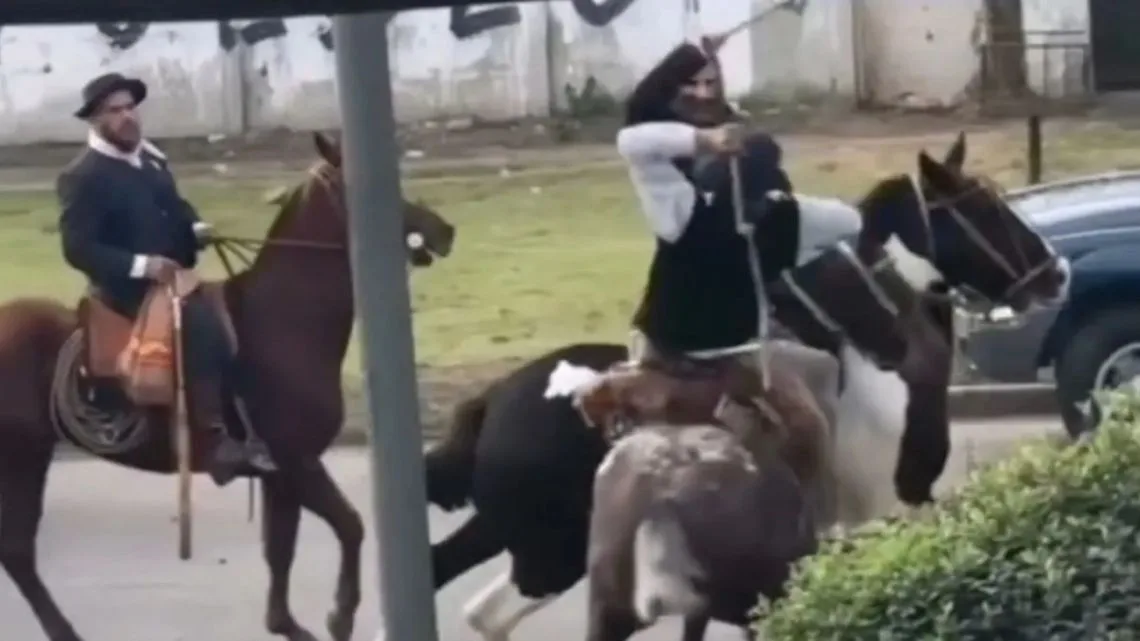 Pelea de gauchos en Berazategui reconfigura el libreto del 25 de Mayo