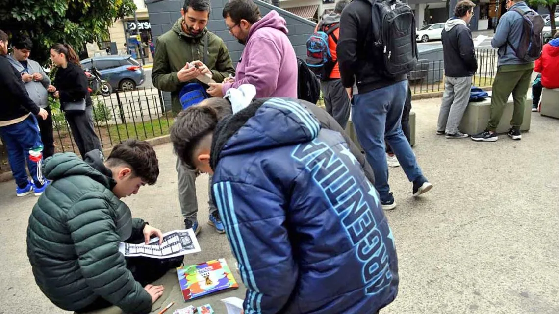 Por qué la fiebre de las figuritas del Mundial 2026 une generaciones y suma una campaña de adopción