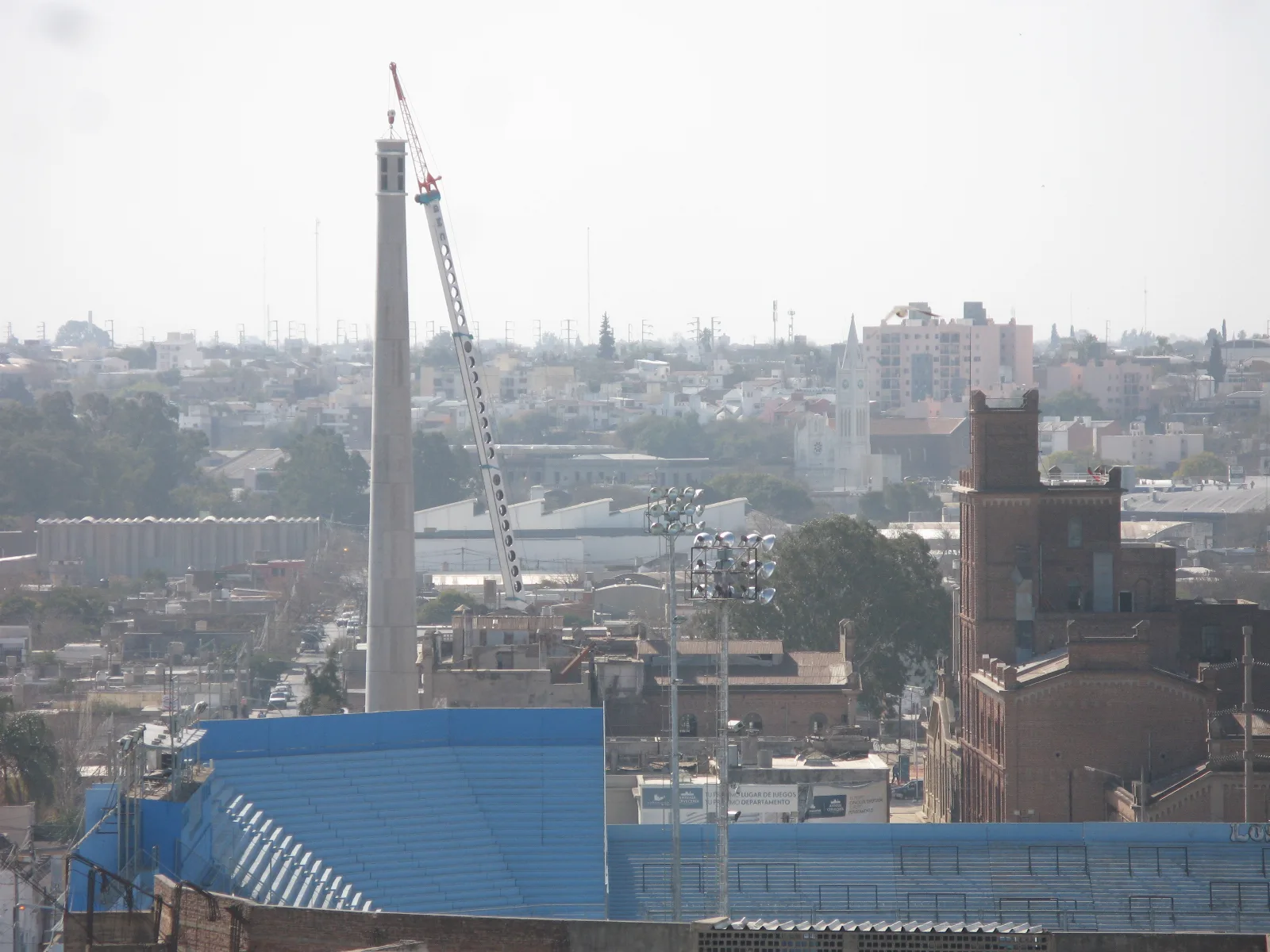 Construcción de la nueva chimenea alegórica de la Excervecería Córdoba en 2012